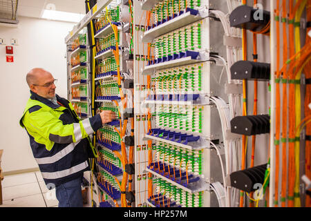 ALMA observatory, operatore lavorando, correlatore (grande computer) in tecniche di costruzione, sulla piana di Chajnantor, 5000 metri di altitudine, Array Operatio Foto Stock