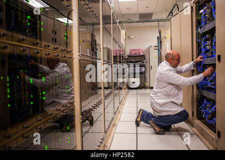 ALMA observatory, operatore lavorando, correlatore (grande computer) in tecniche di costruzione, sulla piana di Chajnantor, 5000 metri di altitudine, Array Operatio Foto Stock