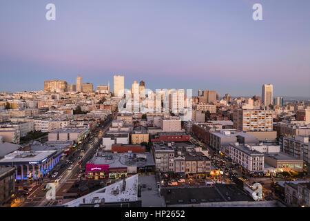 Crepuscolo editoriale vista verso Nob Hill e il quartiere finanziario di San Francisco. Foto Stock