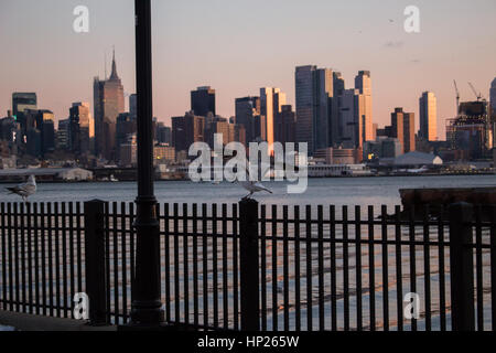 Porto Imperial New Jersey attraverso il Fiume Hudson forma mid-town Manhattan uccelli Foto Stock