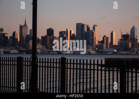 Porto Imperial New Jersey attraverso il Fiume Hudson forma mid-town Manhattan uccelli Foto Stock