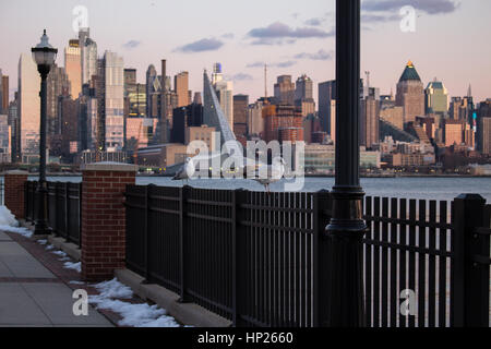 Porto Imperial New Jersey attraverso il Fiume Hudson forma mid-town Manhattan uccelli Foto Stock