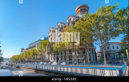 Strade scene in Madrid. Vista da Alfonso XII street dove il tunnel comincia. Bright sole splende sulla strada alberata, architettura Europea. Foto Stock