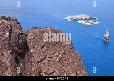 Petroglifi cult Birdman a Orongo sulla costa dell'Isola di Pasqua nell'Oceano Pacifico meridionale Foto Stock