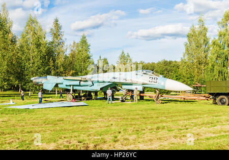 Trasporto sul rimorchio di l'aereo smontato SU-27.Il velivolo è impostata da un monumento nel territorio dell'aeroclub di Vitebsk. Foto Stock