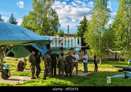 Trasporto sul rimorchio di l'aereo smontato SU-27.Il velivolo è impostata da un monumento nel territorio dell'aeroclub di Vitebsk. Foto Stock