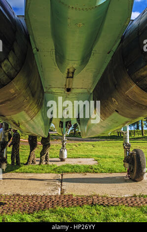 Trasporto sul rimorchio di l'aereo smontato SU-27.Il velivolo è impostata da un monumento nel territorio dell'aeroclub di Vitebsk. Foto Stock