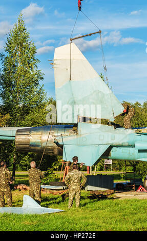 Il jet da combattimento SU-27 è impostata da un monumento nel territorio dell'aeroclub di Vitebsk. Il montaggio del SU-27 di aeromobile - Installazione delle code. Foto Stock