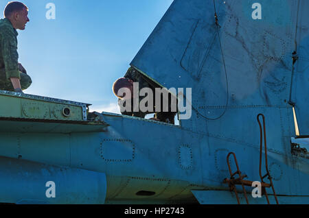 Il jet da combattimento SU-27 è impostata da un monumento nel territorio dell'aeroclub di Vitebsk. Il montaggio del SU-27 di aeromobile - Installazione delle code. Foto Stock