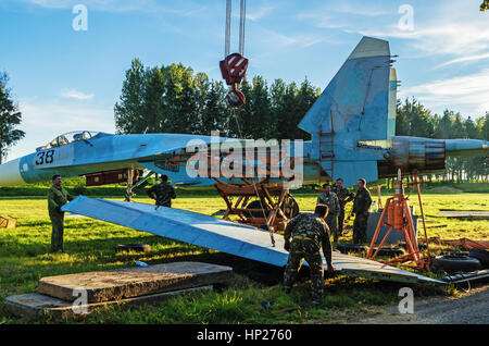 Il jet da combattimento SU-27 è impostata da un monumento nel territorio dell'aeroclub di Vitebsk. Il montaggio del SU-27 Piano - Installazione di ali. Foto Stock