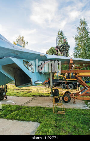 Il jet da combattimento SU-27 è impostata da un monumento nel territorio dell'aeroclub di Vitebsk. Il montaggio del SU-27 Piano - Installazione di ali. Foto Stock