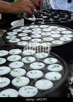 Kanom krok o budino di cocco è di dessert tradizionale tailandese dolciumi, fatta dal latte di cocco con farina di riso.cucina di strada. Foto Stock