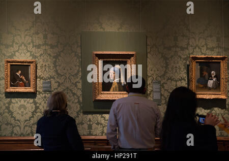 Ai visitatori di ammirare e fotografare Johannes Vermeer, ragazza con un orecchino di perla (Meisje met de parel) 1665 - museo Mauritshuis L Aia Foto Stock