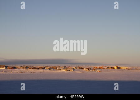 La mattina presto inverno sunrise su Cambridge Bay, Nunavut con il nuovo Canadese Artico alta Stazione di ricerca sulla destra Foto Stock