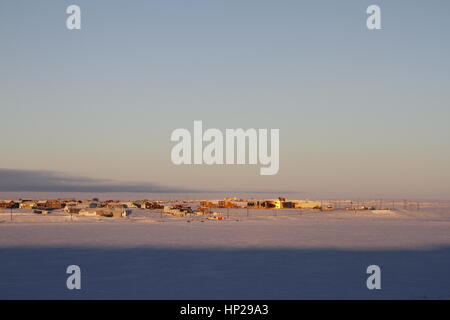 La mattina presto inverno sunrise su Cambridge Bay, Nunavut con il nuovo Canadese Artico alta Stazione di ricerca sulla destra Foto Stock