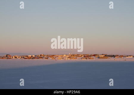 La mattina presto inverno sunrise su Cambridge Bay, Nunavut, una regione del nord della comunità artiche Foto Stock