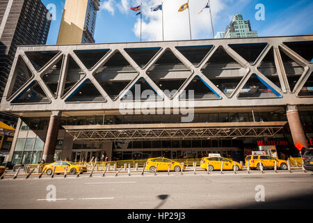 La deprimente Port Authority Bus Terminal in midtown Manhattan a New York il giovedì, 16 febbraio 2017. Autorità Portuale di NY e NJ è un voto di approvare oggi 10 anni vale la pena di costruzione e al fondo parzialmente un nuovo terminale. Il terminale obsoleti costruito nel 1950, con ulteriori piani aggiunto nel 1963 e una espansione nel 1980 gestisce molti più bus e passeggeri rispetto a quanto era stato originariamente progettato per l. (© Richard B. Levine) Foto Stock