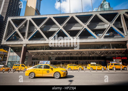 La deprimente Port Authority Bus Terminal in midtown Manhattan a New York il giovedì, 16 febbraio 2017. Autorità Portuale di NY e NJ è un voto di approvare oggi 10 anni vale la pena di costruzione e al fondo parzialmente un nuovo terminale. Il terminale obsoleti costruito nel 1950, con ulteriori piani aggiunto nel 1963 e una espansione nel 1980 gestisce molti più bus e passeggeri rispetto a quanto era stato originariamente progettato per l. (© Richard B. Levine) Foto Stock