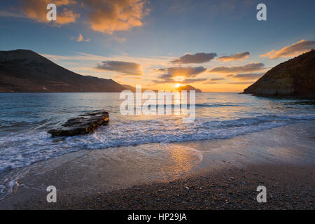 Tramonto sulla spiaggia di Aegiali sull isola di Amorgos in Grecia. Foto Stock
