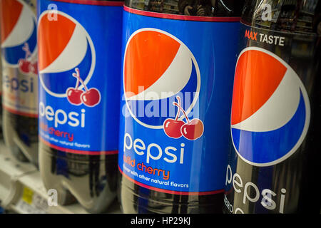 Bottiglie di Pepsi in un negozio di alimentari a New York martedì, 14 febbraio 2017. PepsiCo ha annunciato che presenterà una relazione il suo quarto trimestre guadagni su Mercoledì prima dell'apertura del mercato. (© Richard B. Levine) Foto Stock