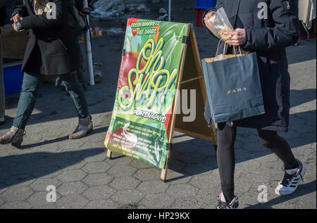 Un segno dell'Unione Greenmarket Square a New York patroni informa che il mercato accetta il programma di scatto e l'uso di schede di EBT, visto su Mercoledì, 15 febbraio 2017. Il paperless elettronico di trasferimento di benefici, che ha sostituito i generi alimentari, sono diventati popolari nel Greenmarkets consentendo alle persone di pubblica assistenza comodo accesso alla frutta fresca e verdura. (© Richard B. Levine) Foto Stock