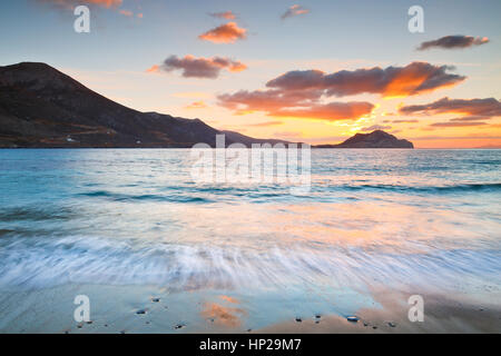 Tramonto sulla spiaggia di Aegiali sull isola di Amorgos in Grecia. Foto Stock