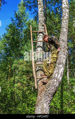 L'uomo rimuove un fungo chaga di betulla. Foto Stock