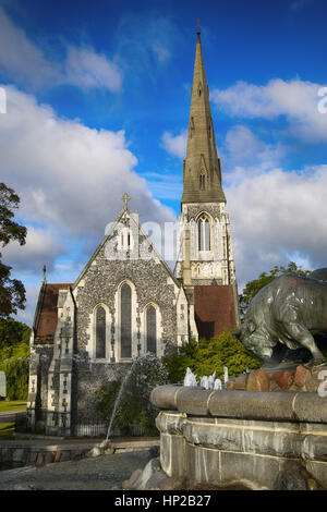 San Alban la chiesa (Den engelske kirke) e fontana a Copenhagen, Danimarca Foto Stock