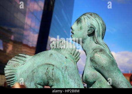 Mermaid statua di fronte al porto principale il Diamante Nero, il Copenhagen Royal Library (Det Kongelige Bibliotek) di Copenhagen, Danimarca Foto Stock