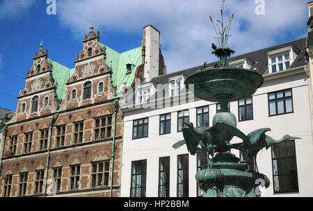 Cicogna Fontana sulla Piazza Amagertorv presso il centro della città di Copenaghen, Danimarca Foto Stock