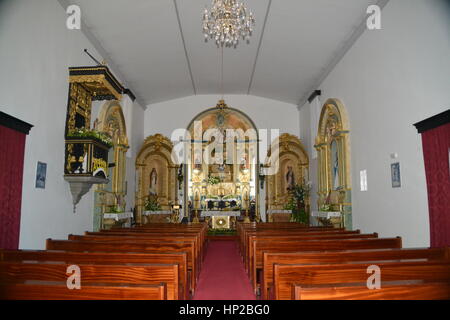 Interessante all'interno di una piccola chiesa sulla isola Sao Miguel, Portogallo.coloratissimo altare. Foto Stock