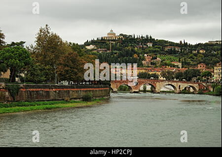 Vista panoramica di Verona dal fiume Adige, Italia - HDR Foto Stock