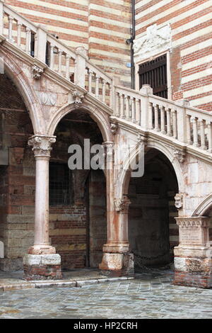 La scala della ragione nel cortile del Palazzo della Ragione. Verona, Italia Foto Stock