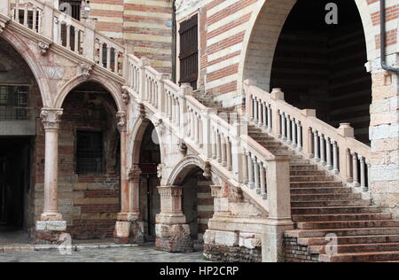 La scala della ragione nel cortile del Palazzo della Ragione. Verona, Italia Foto Stock