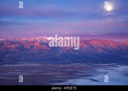Moon over Panamint Range e bacino Badwater da Dante, vista parco nazionale della Valle della Morte, California USA Foto Stock