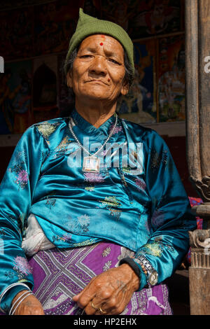 Donna anziana seduta in una casa anziani in Pashuatinath, Kathmandu, Nepal Foto Stock