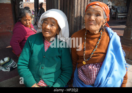 Due vecchie donne nepalesi seduti insieme Foto Stock