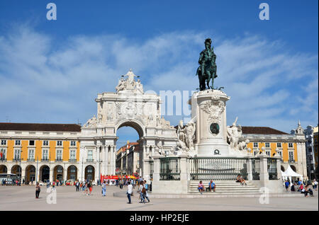 Arco Trionfale e Re José I statua in bronzo nell'iconica Piazza del Commercio nel molto centro di Lisbona Foto Stock