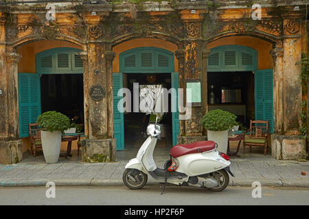 Scooter Vespa e stazione della collina Deli e boutique, Hoi An (Patrimonio Mondiale dell'UNESCO), Vietnam Foto Stock