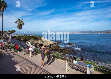 Per coloro che godono della vista costiera dal di sopra del La Jolla Cove su un pomeriggio d'inverno. La Jolla, California, Stati Uniti d'America. Foto Stock