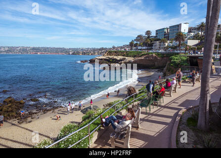 Per coloro che godono della vista costiera dal di sopra del La Jolla Cove su un pomeriggio d'inverno. La Jolla, California, Stati Uniti d'America. Foto Stock