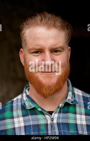 Ritratto di dai capelli rossi con uomo plaid camicia e lunga barba Foto Stock