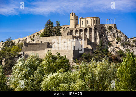 Cittadella di Sisteron e le sue fortificazioni in estate. Alpes de Haute Provence, a sud delle Alpi, Francia Foto Stock