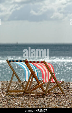 Vuoto due sedie a sdraio sulla spiaggia Foto Stock