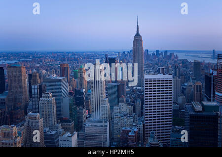Skyline di Manhattan con l' Empire State building.New York City, Stati Uniti d'America Foto Stock