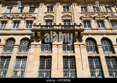 La facciata dell'edificio coloniale nel centro storico di Bogotà, Colombia Foto Stock