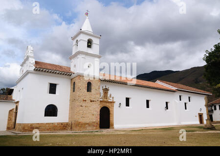 La Colombia, bella villa bianca con tetti di scandole nascosta dietro le mura di colonial Villa de Leyva. La Iglesia del Carmen Foto Stock