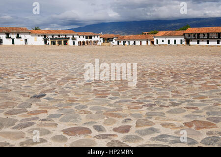 La Colombia, bella villa bianca con tetti di scandole nascosta dietro le mura di colonial Villa de Leyva. La Iglesia del Carmen Foto Stock