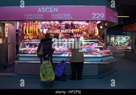 Bilbao: una macelleria al Mercado de la Ribera, Ribera mercato, il più grande mercato coperto in Europa, sulla riva destra del fiume Nervion Foto Stock