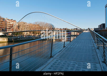 Spagna: lo skyline di Bilbao e fiume Nervion con vista del Zubizuri, il ponte bianco o il Campo Volantin Bridge da Santiago Calatrava Foto Stock